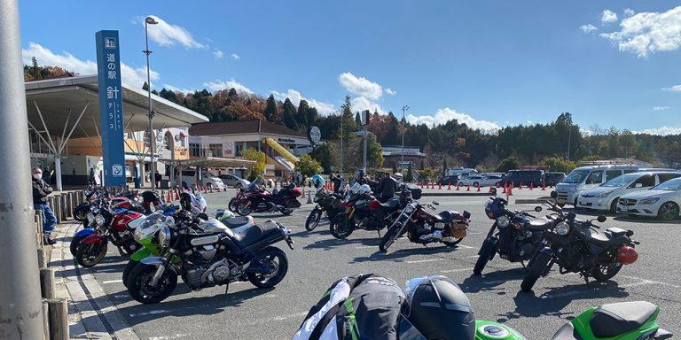 【画像】家の近所にバイクが集まる「道の駅」があるんだｗｗｗ