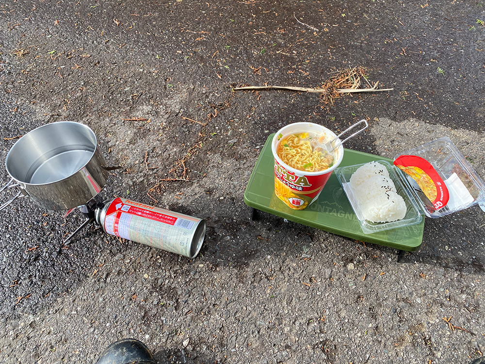 寒い場所でのカップラーメン